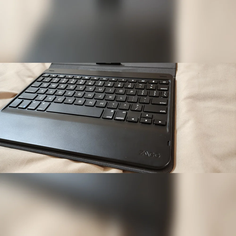 Black Tablet Keyboard Case (6th Generation iPad)